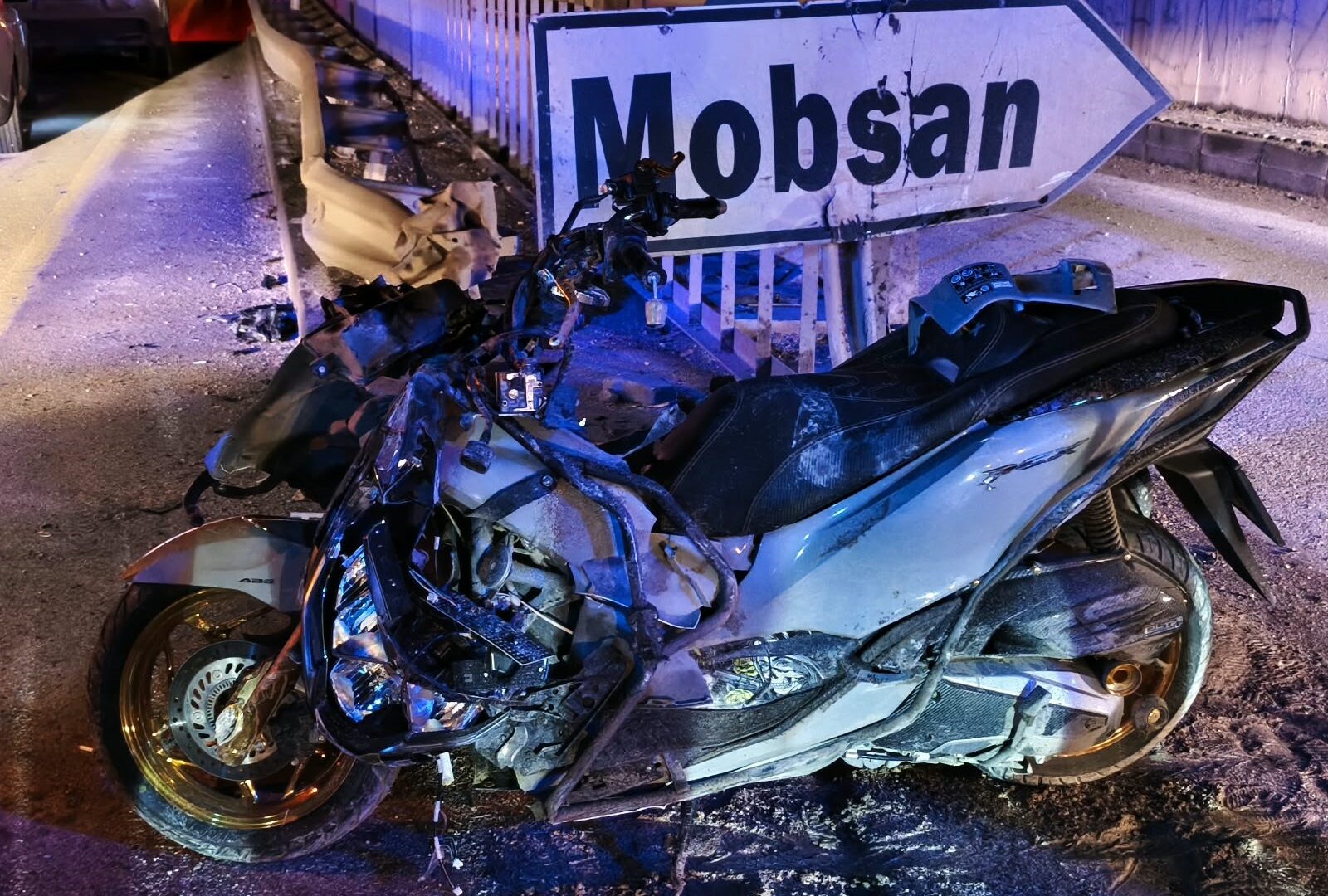 Motosiklet bariyere çarptı 2 kişi yaralandı.