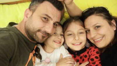 DEPREMDE 2 EVLADINI VE EŞİNİ KAYBEDEN BABA, ‘YETER Kİ ÇOCUKLAR YAŞASIN’ SLOGANIYLA ÇIKTIĞI YOLDA 5 EĞİTİM YUVASININ İNŞASINI SÜRDÜRÜYOR