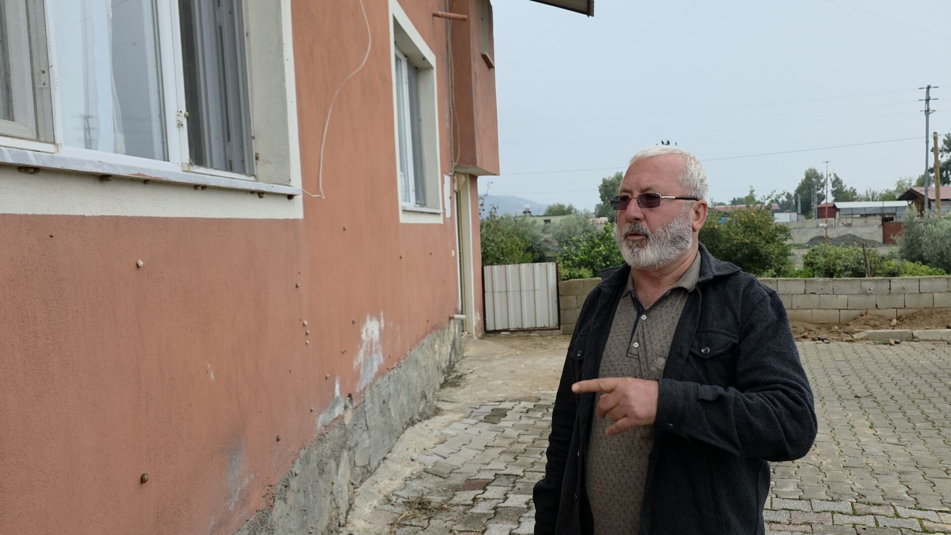 Salyongozlar, evleri ve  bahçeleri istila etti.