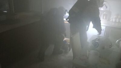 DUMANLARIN SARDIĞI EVDEN YATALAK HASTAYI İTFAİYE KURTARDI
