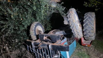 ALTINÖZÜ’NDE TERS DÖNEN TRAKTÖRÜN ALTINDA KALAN SÜRÜCÜ YARALANDI
