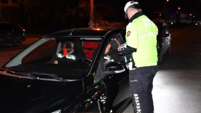 POLİS EKİPLERİNDEN ALKOLLÜ SÜRÜCÜLERE YÖNELİK GECE DENETİMİ