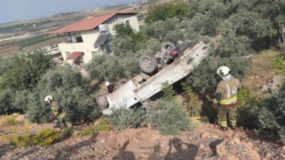 ZEYTİNLİĞE UÇAN KAMYONETİN SÜRÜCÜSÜ YARALANDI