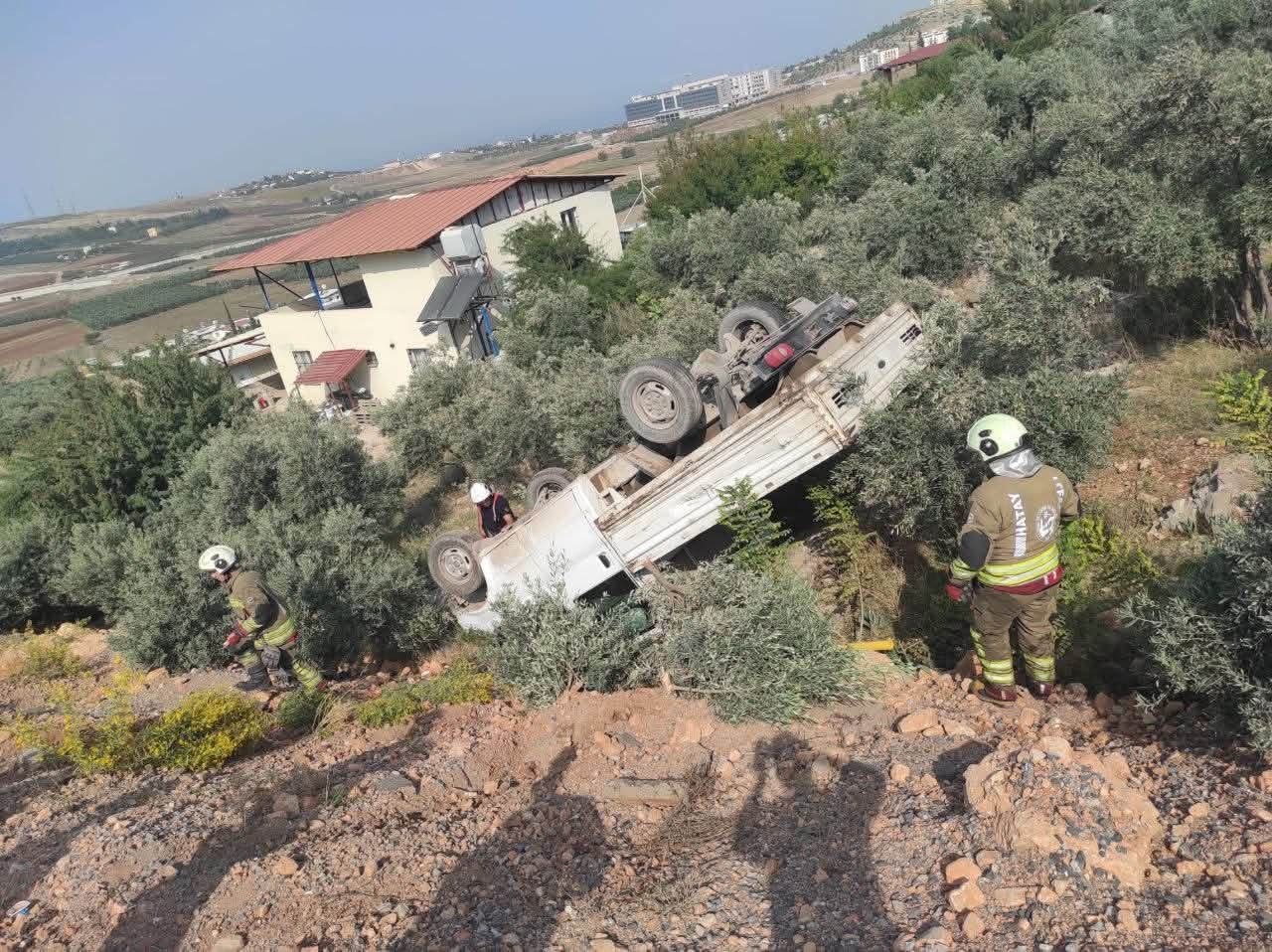 Kamyonet zeytin bahçesine uçarak ters döndü