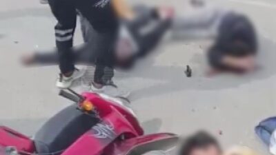 16 YAŞINDAKİ SÜRÜCÜNÜN KULLANDIĞI MOTOSİKLET TIRA ÇARPTI: 1 ÖLÜ, 2 YARALI
