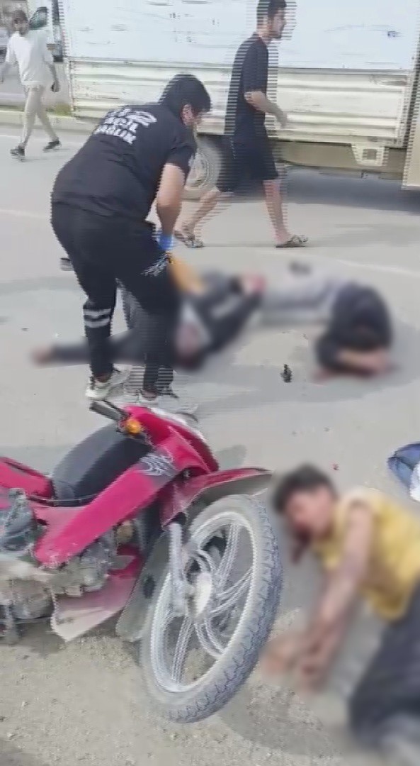  Motosiklet tıra çarptı: 1 ölü, 2 yaralı