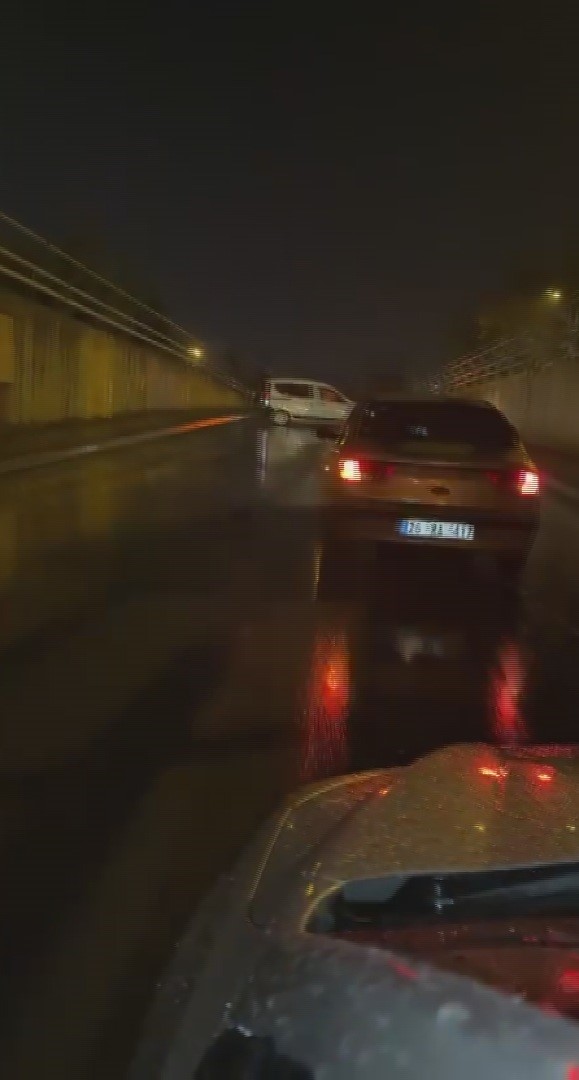 Sağanak yağış yolları ve caddeleri göle çevirdi