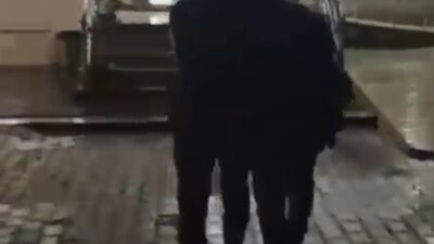 100 BİN TL’LİK VURGUN İÇİN 200 KİLOMETRE YOL KAT EDEN SUÇ MAKİNELERİNİN KUYUMCUDAN YÜZÜK ÇALDIKLARI ANLAR KAMERADA