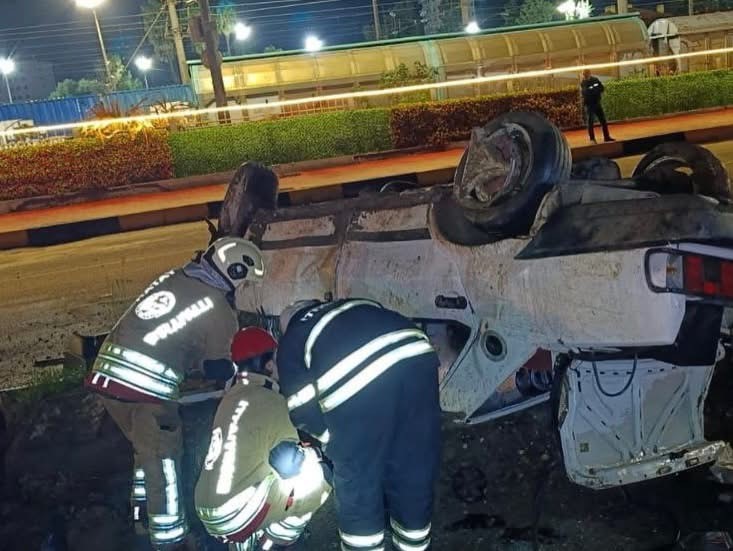 Takla atarak ters dönen araçta  3 kişi yaralandı.