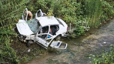 DEREYE UÇAN OTOMOBİL HURDAYA DÖNDÜ: 3 YARALI