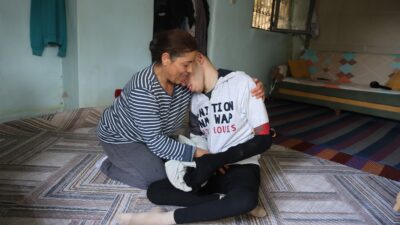 EVLİLİĞİNİN 5.AYINDA VEFAT EDEN KOCASININ EMANETİ OLAN ENGELLİ EVLADINA ÖMRÜNÜ ADAYAN ANNE, ÇOCUĞU KENDİ KENDİNİ DÖVMESİN DİYE BİR AN OLSUN YANINDAN AYRILAMIYOR
