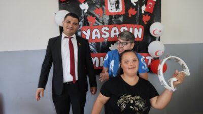 ÇOCUKLUĞUNDA OYUNCAK GİTARLA MÜZİĞE İLGİSİ BAŞLAYAN OTİZMLİ ERTUĞRUL, ÖZEL BİREYLERE MÜZİK EĞİTİMİ VERMEYE BAŞLADI