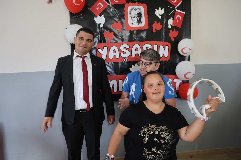 Otizmli Ertuğrul, özel bireylere müzik eğitimi vermeye başladı
