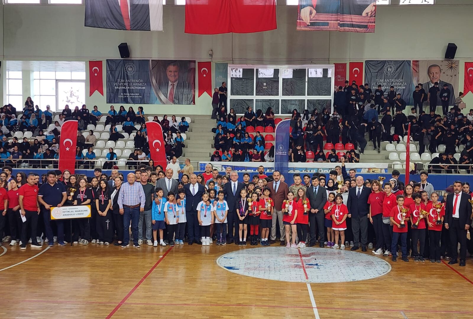 Başarılı Öğrenciler Ödüllendirildi