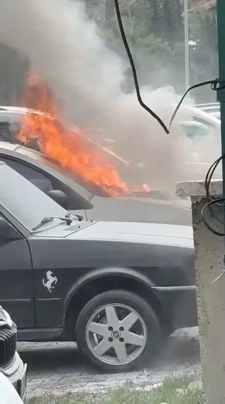 Hastane pakında araç yangını