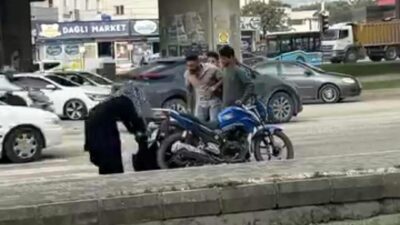 MOTOSİKLET SÜRÜCÜSÜNÜN SOPAYLA MEYDAN DAYAĞI YEDİĞİ KAVGADA, ARAÇLARINDAN İNİP KAVGAYA TUTUŞAN SÜRÜCÜLERE 360 BİN TL CEZA