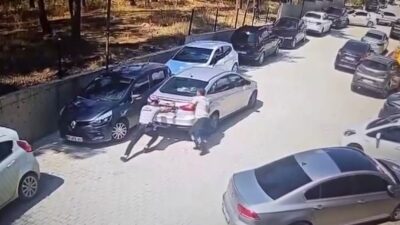 EL FRENİ ÇEKİLMEYEN OTOMOBİL YOKUŞ AŞAĞI GİDERKEN GÜVENLİK GÖREVLİLERİ DURDURDU