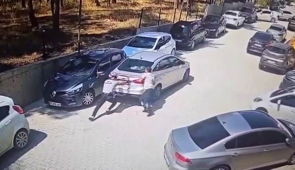 Kayan aracı güvenlikler durdurdu