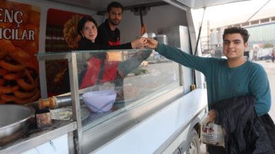 DEPREMZEDE ÇİFTİN ATA MİRASI AĞIZLARI TATLANDIRAN LEZZETLERİ MOBİL TATLICIYLA KENTİN DÖRT BİR YANINA ULAŞIYOR