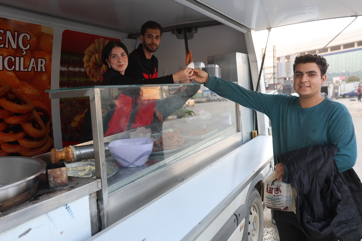 Tatlı lezzetleri mobil aracıyla kentin her noktasına taşıyor.