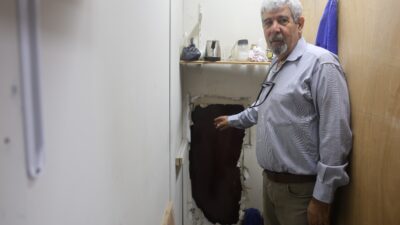 TERZİNİN DUVARINI DELİP BİTİŞİĞİNDEKİ KUYUMCUYA GİREN ACEMİ HIRSIZLAR, ÇELİK KASAYI AÇAMAYINCA ELLERİ BOŞ DÖNDÜLER